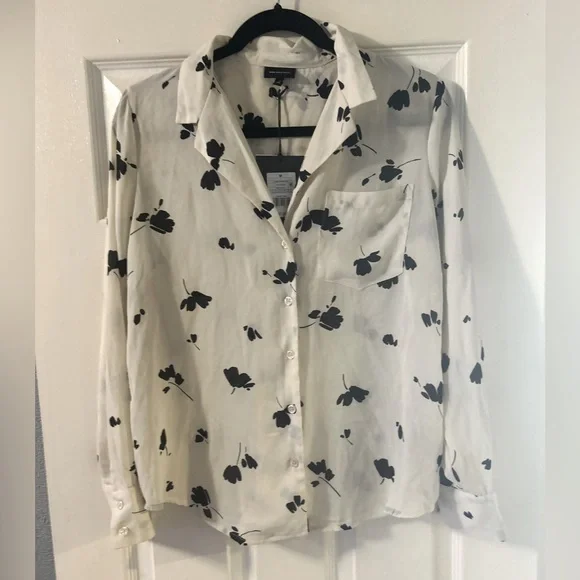 NWT Who What Wear Falling Tulip Button Up size medium - Picture 2 of 9